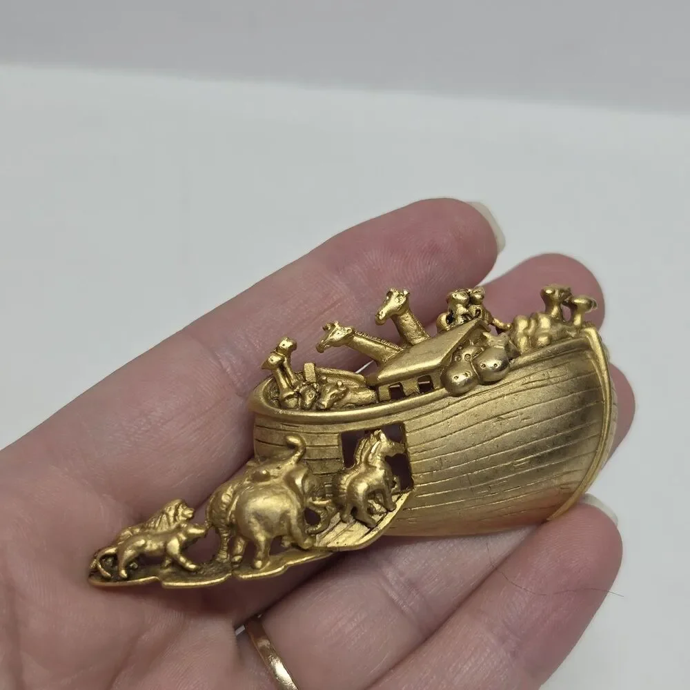 Vtg AGC Classic Gold Noah’s Ark Christian Faith Bible Story Christmas Pin Brooch